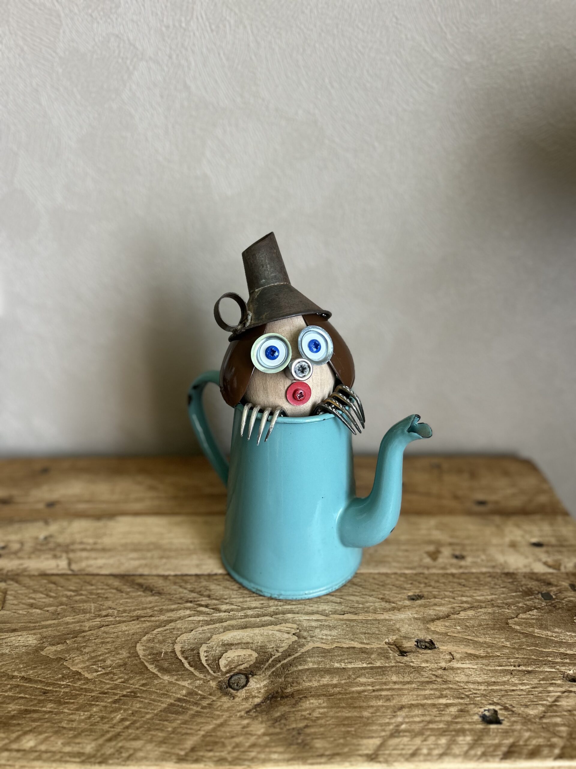 La folle curieuse pot bleu