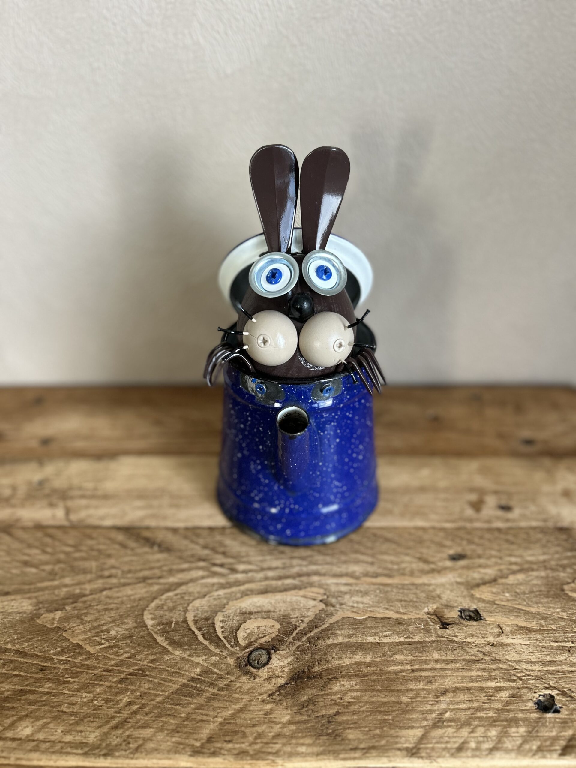Lapin curieux bleu
