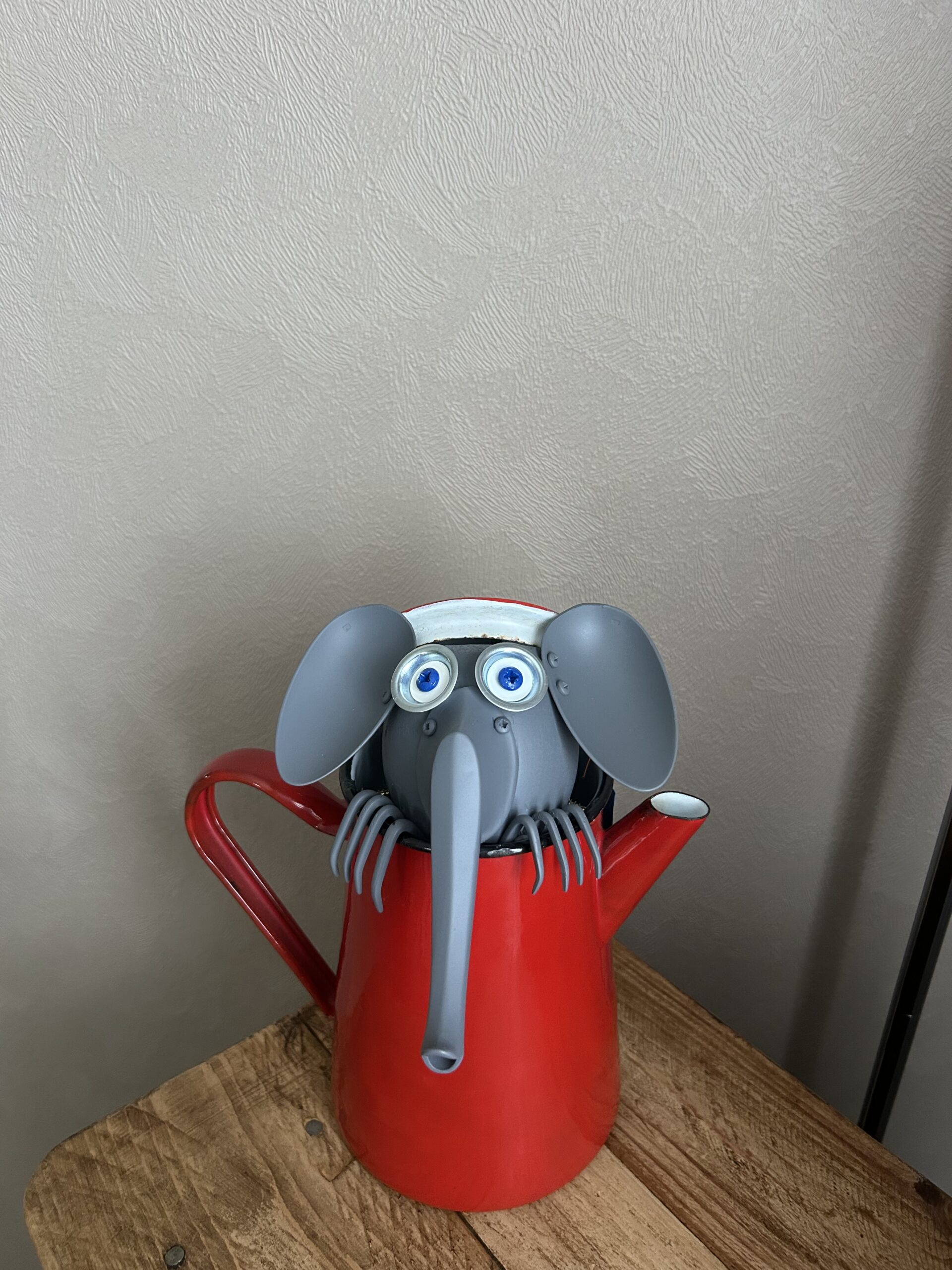 Eléphant curieux pot rouge