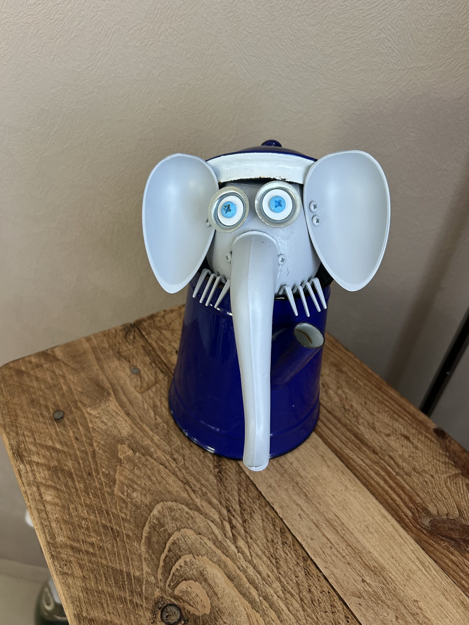 Eléphant curieux pot bleu